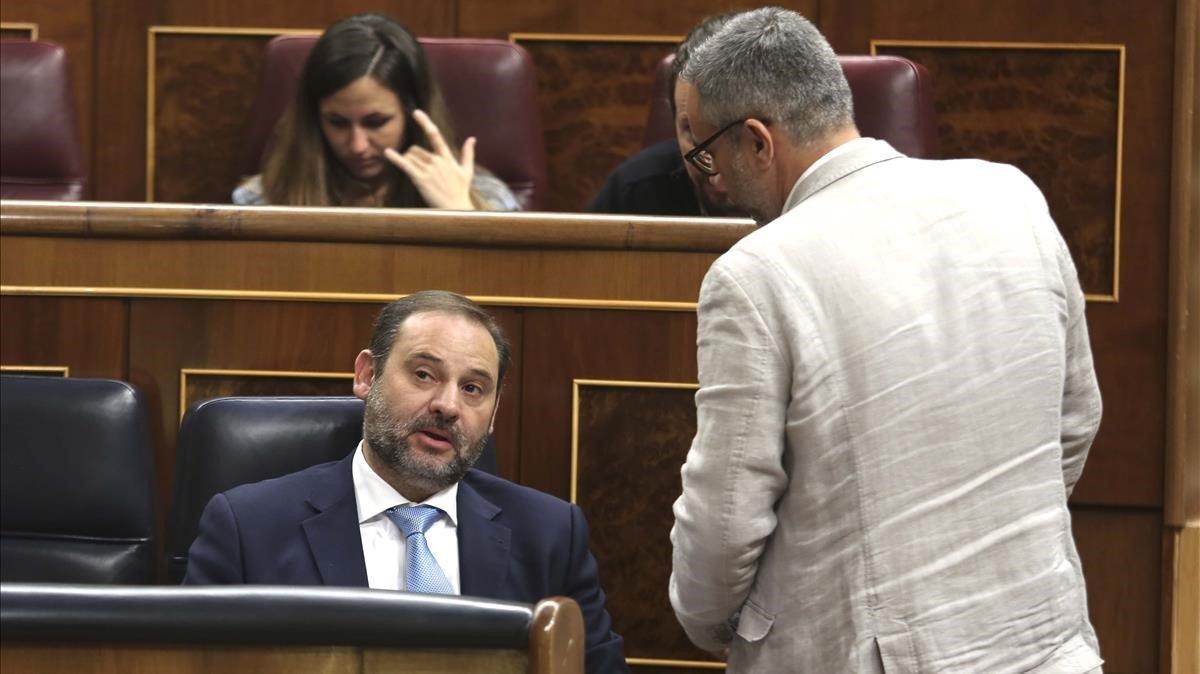 El ministro Ávalos intenta convencer al diputado de ERC, Joan Maragall Sastre, de que su grupo no vote a favor de la tramitación del decreto de las VTC como proyecto de ley.  