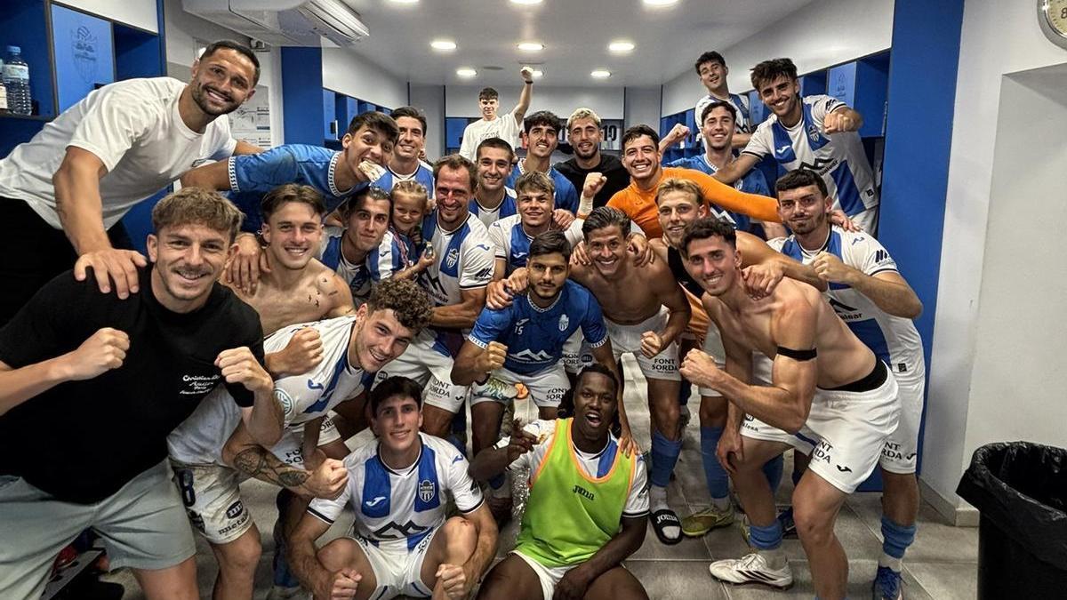 Los jugadores del Baleares celebran en el vestuario su pase a la final del play-off