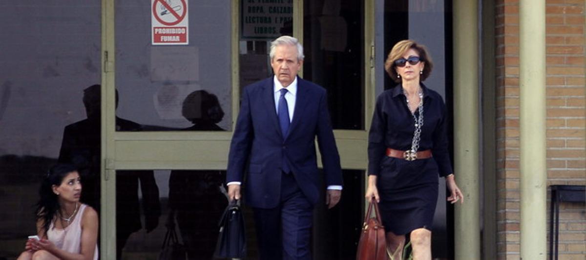 Gómez de Liaño i la seva dona, al sortir aquest diumenge de Soto del Real després de reunir-se amb Bárcenas. Gómez de Liaño i la seva dona, al sortir aquest diumenge de Soto del Real després de reunir-se amb Bárcenas.