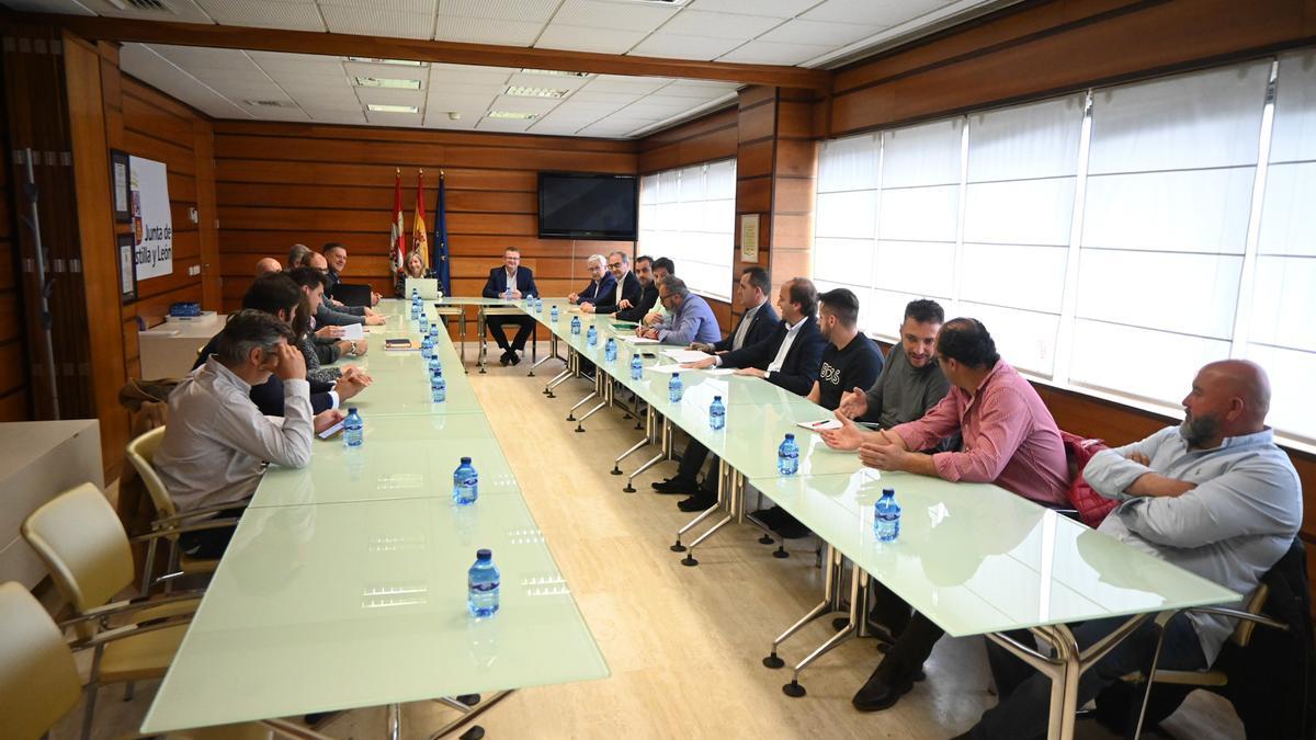 Gerardo Dueñas en la reunión con representantes de los operadores del sector bovino de Castilla y León