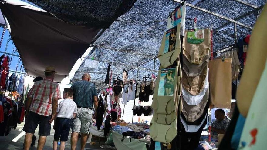 Puestos de venta de ropa en el mercadillo de Bouzas, ayer por la mañana. // Eugenio Álvarez