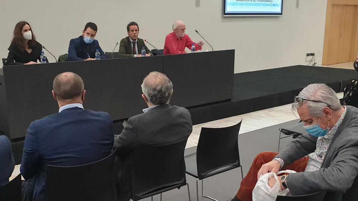 Por la izquierda, en la mesa, Itizar Allen, Jorge Fernández-Mier, Nacho Cuesta y Víctor García Oviedo, ayer, durante la reunión informativa sobre el PGO con promotores y colegios oficiales. | LNE | LUISMA MURIAS