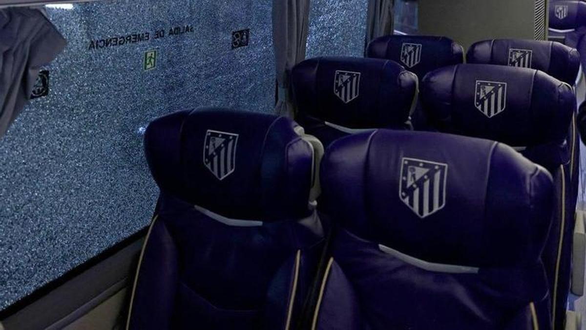 Denunciados tres radicales del Barça por lanzar objetos y romper los cristales del autocar del Atlético a su llegada al Camp Nou
