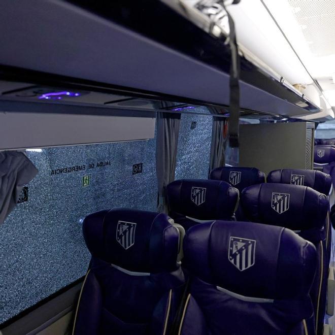Así quedaron las lunas del autocar del Atlético a su llegada al Camp Nou