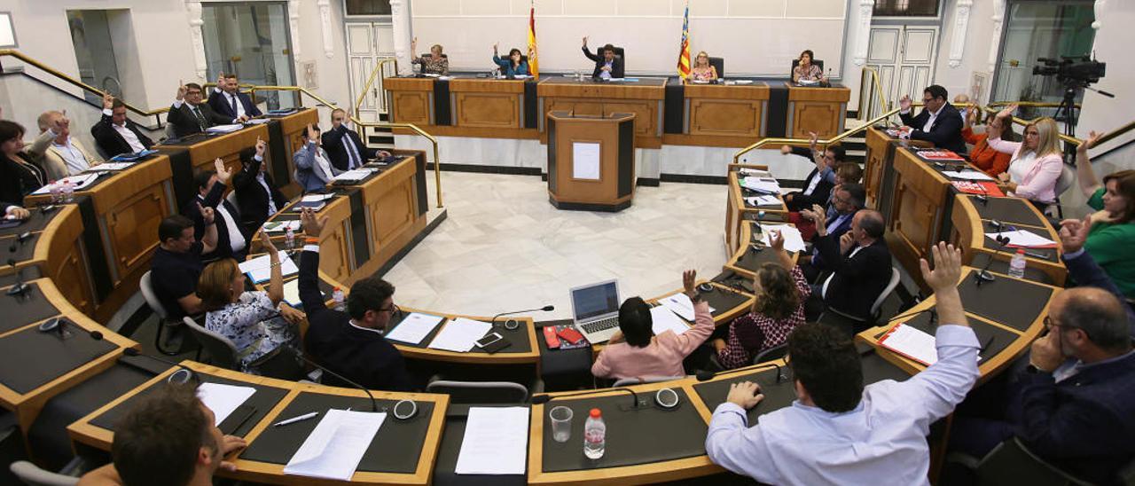 Un momento del pleno que tuvo lugar ayer por la mañana en la Diputación de Alicante.