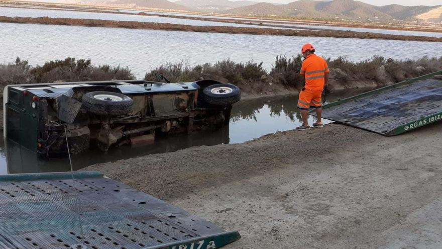 Un todoterreno vuelca en uno de los canales de ses Salines de Ibiza