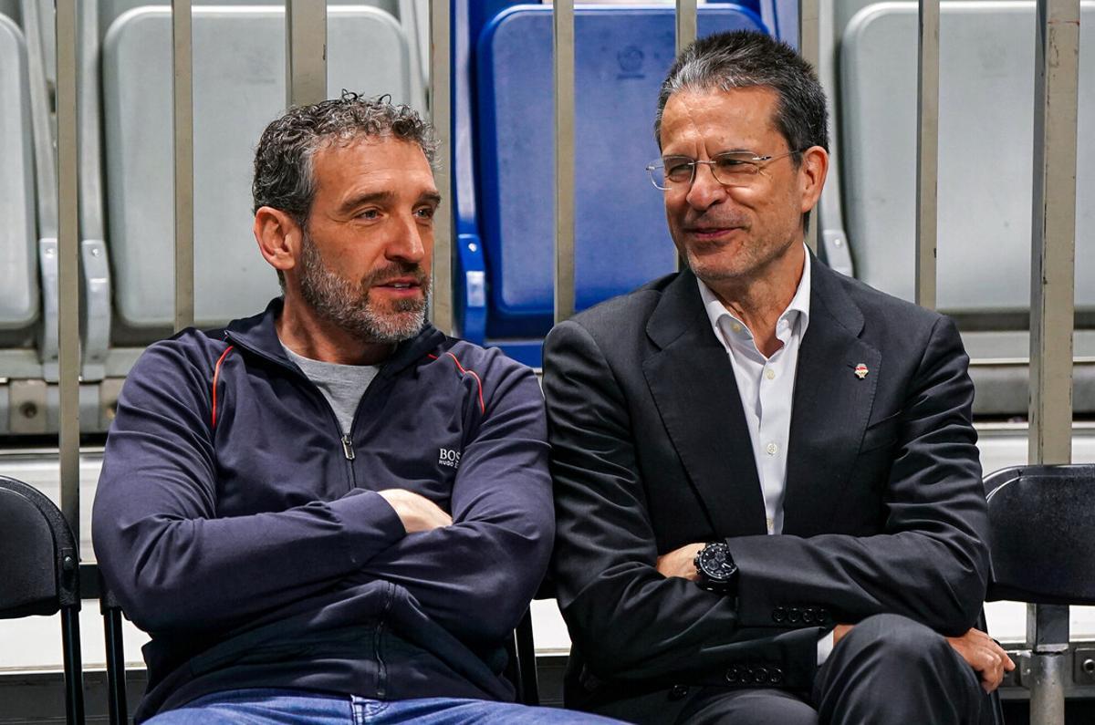 Pedro Martínez, junto a Ibon Navarro antes del Unicaja - Valencia Basket.