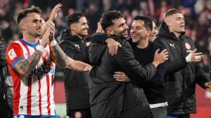 Michel y los jugadores del Girona celebran su victoria sobre el Atlético de Madrid.