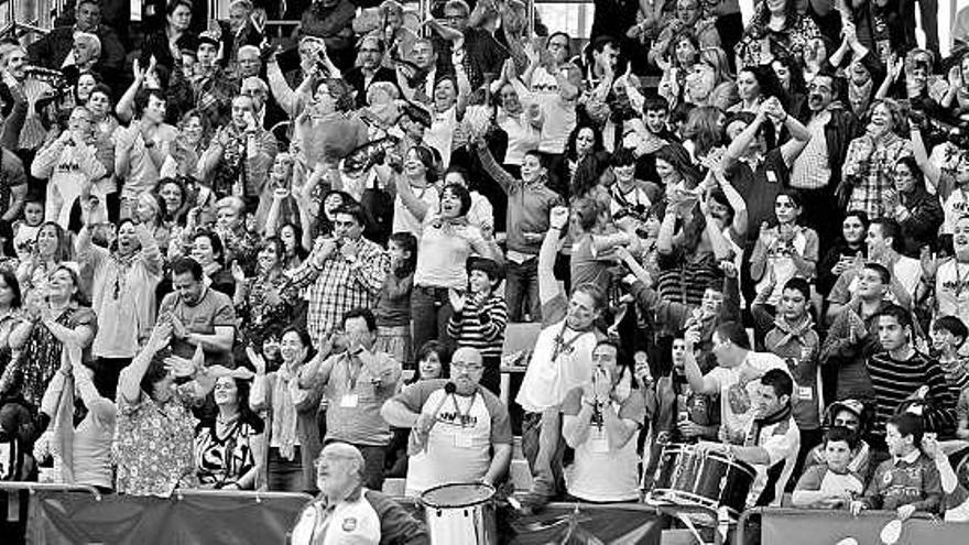 Aficionados del Biesca Gijón durante la final de la Copa de Europa de clubes.