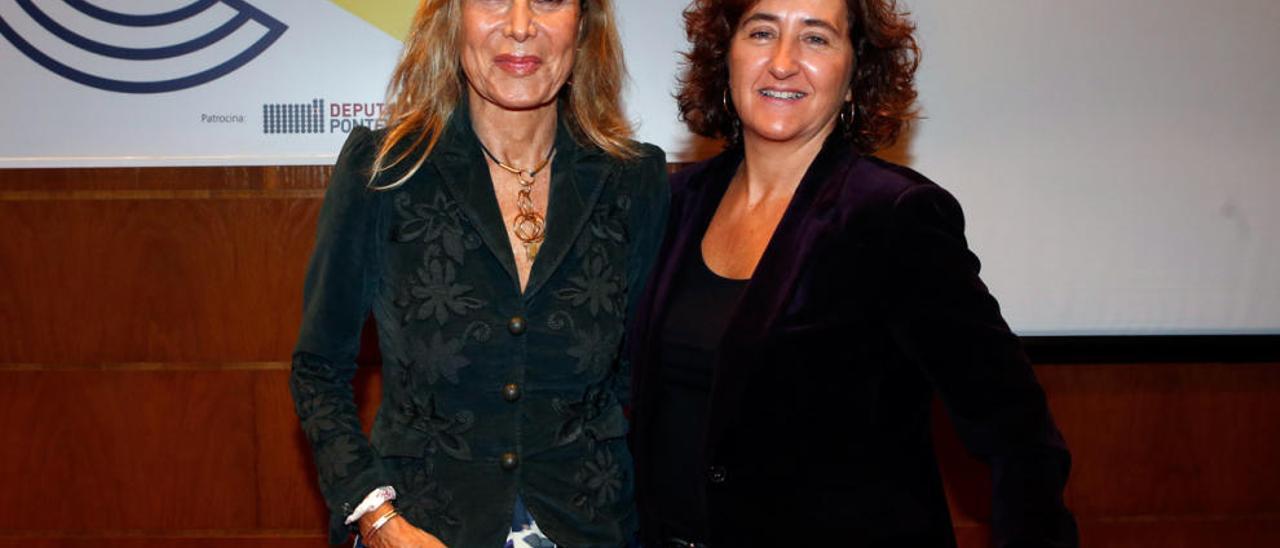 La escritor Pilar Eyre (izq.) junto a su presentadora, la periodista Lucia Trillo. // Ricardo Grobas