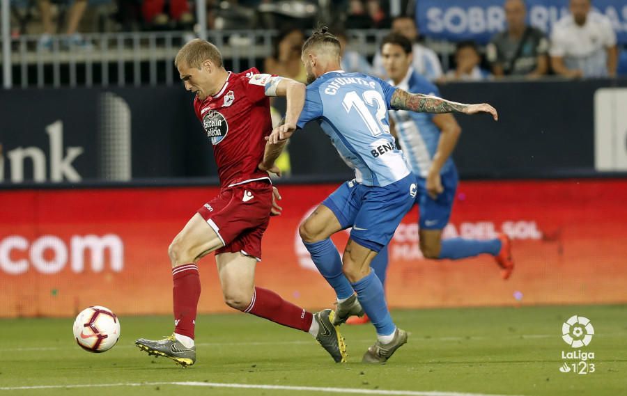 El Málaga CF domina el encuentro, tiene claras ocasiones, pero acaba perdiendo ante el Deportivo de la Coruña con un desafortunado autogol de Munir, que metió en su portería un disparo desde la frontal de Álex Bergantiños