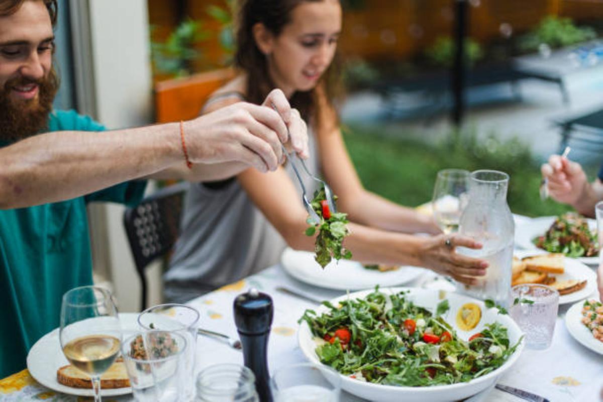 Comer despacio y bebiendo agua te puede ayudar a perder peso