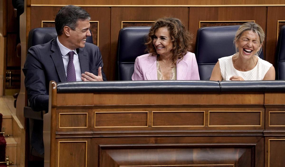 Sánchez, Montero y Díaz en el pleno de aprobación definitiva de la ley de amnistía en el Congreso de los Diputados.