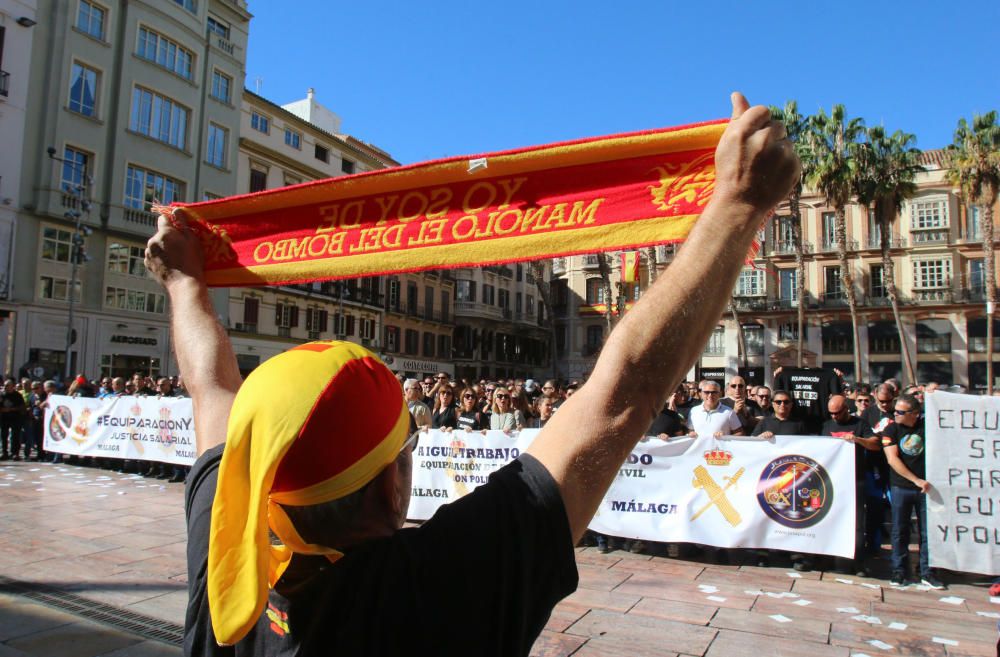 Bajo el lema #EquiparacionYa, más de trescientos de agentes de la Policía Nacional y de la Guardia Civil se han concentrado en la plaza de la Constitución