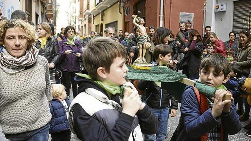 El Sant Tianet fue portado por los pequeños cofrades, al estilo de sus padres.