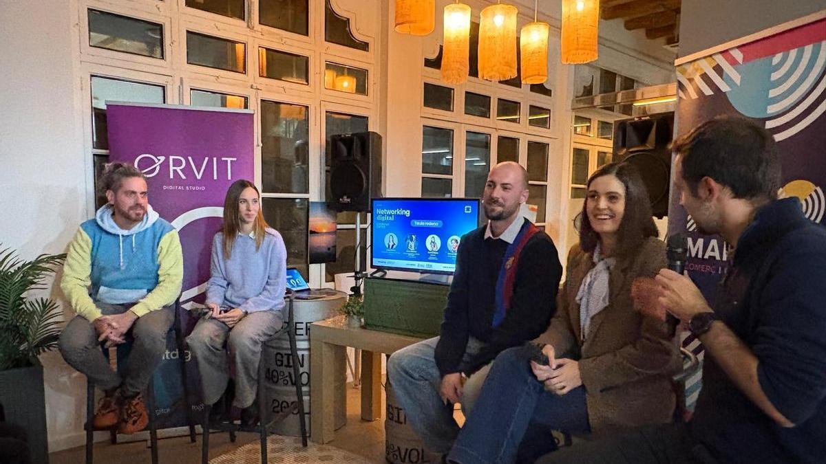 La taula rodona amb els cinc participants debaten sobre empreses