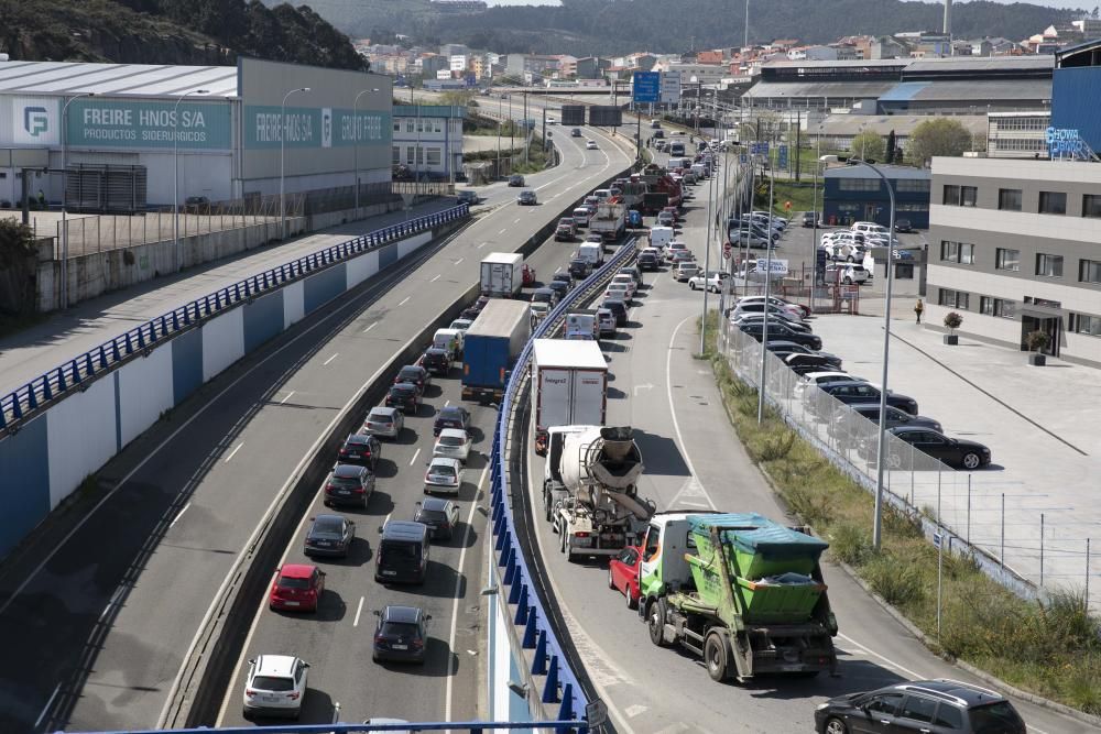 Los agentes solicitan a los conductores que acrediten su viaje para evitar movimientos injustificados.