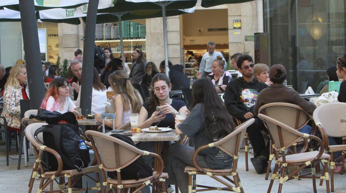 La temperatura cálida de este martes animó las reuniones en terrazas. | IÑAKI OSORIO