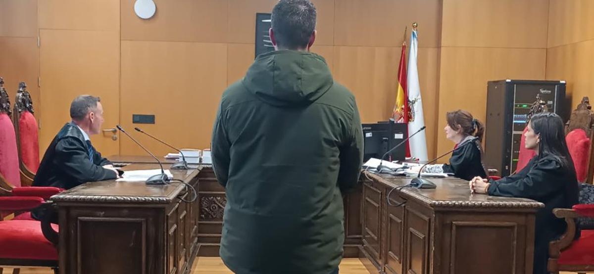 El autor del delito de acoso, en la vista en el Penal 2, ayer. |  FdV