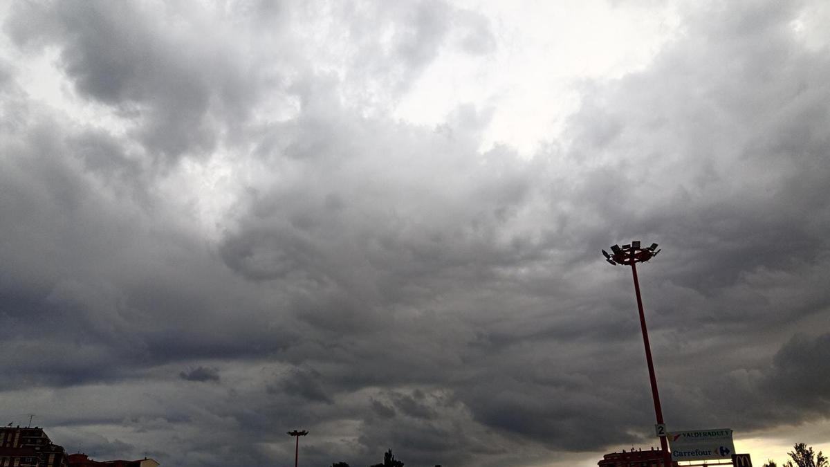 Nubarrones sobre el cielo de Zamora capital: barrunta tormenta.