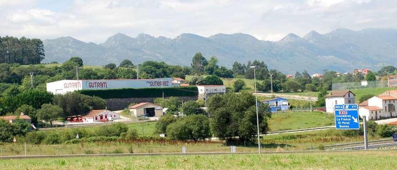 Nave donde se prevé instalar una planta de residuos, en El Peral.