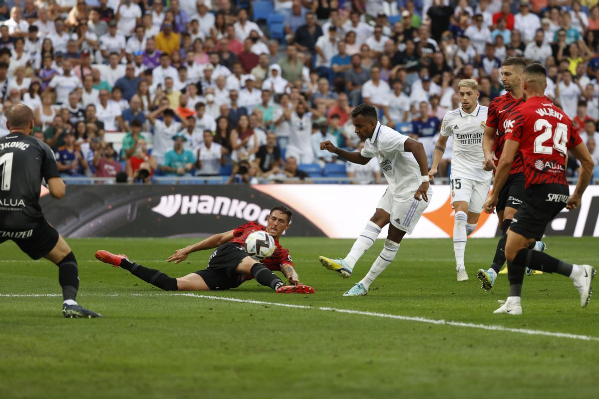 El brasileño Rodrygo anota el tercer gol del Real Madrid contra el Real Mallorca. EFE/Juanjo Martin