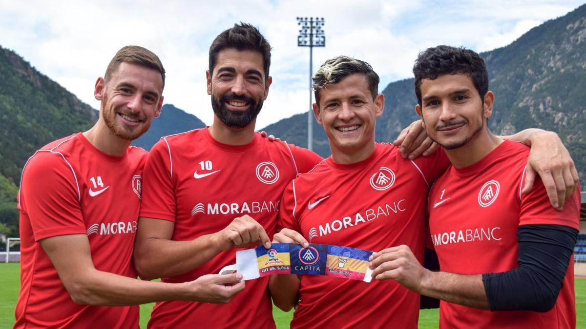 Los cuatro capitanes del Andorra posan con el brazalete