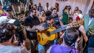 FOTOS | Finito, cubatas y lluvia: así es la noche en la Feria de Abril de Barcelona