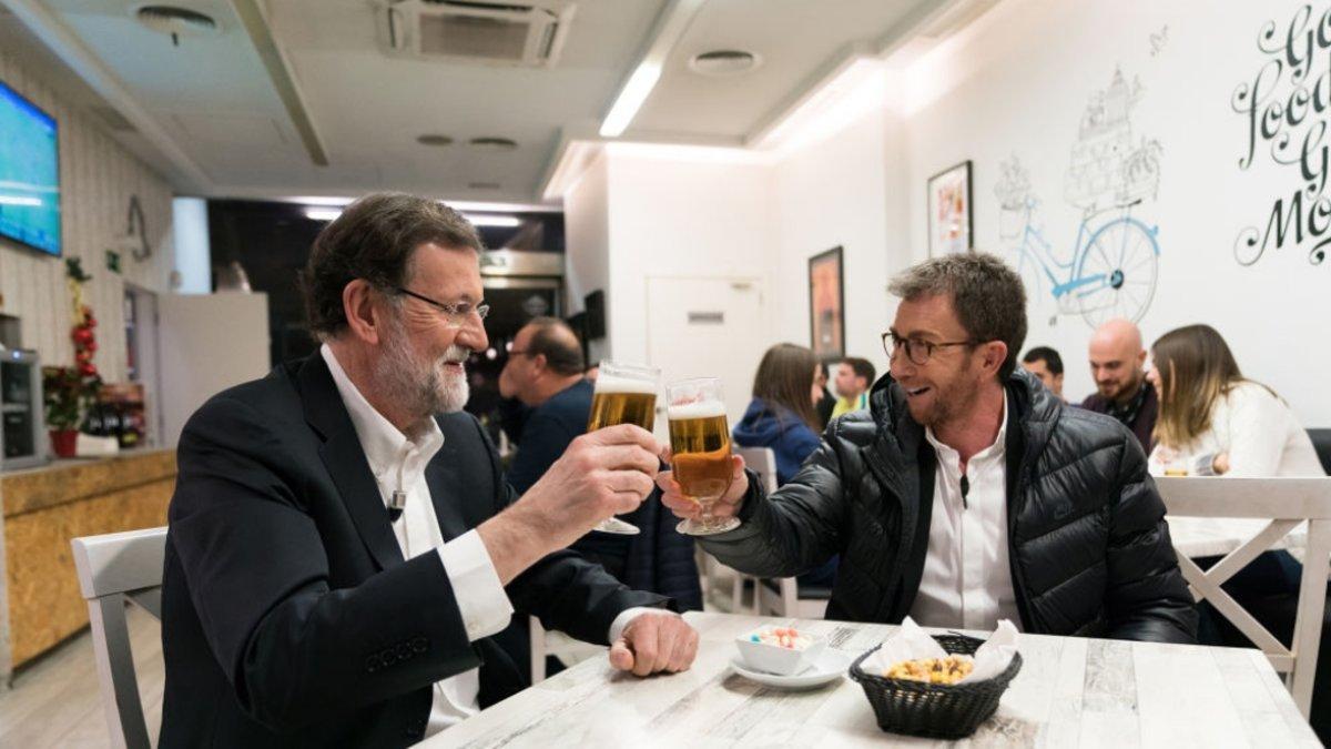 Mariano Rajoy y Pablo Motos tomándose unas cañas en un bar cercano al plató de 'El hormiguero'