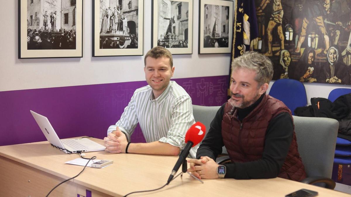El desarrollador de la aplicación, Pablo Ramón, y el presidente de la Junta pro Semana Santa de Zamora, Israel López Campos.