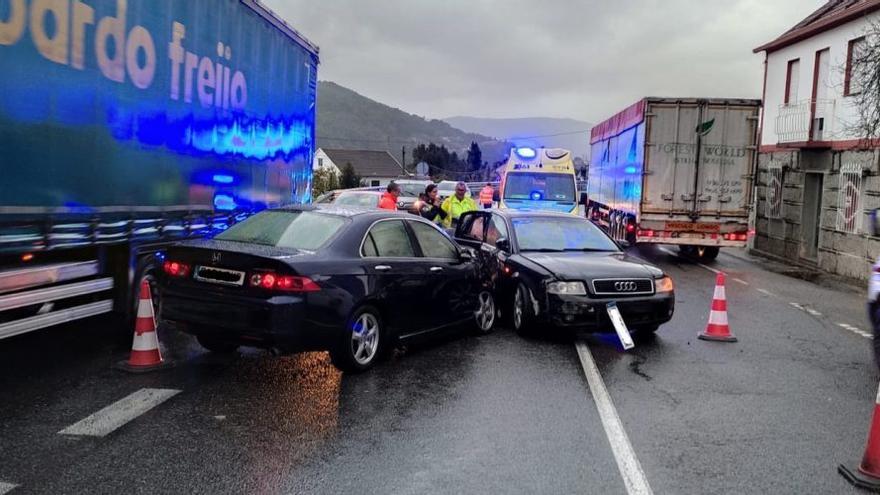 Dos personas resultan heridas en una colisión entre dos coches en la N-550 en Redondela