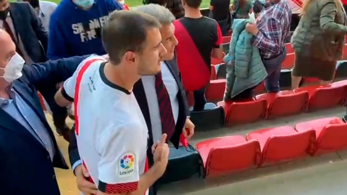 ¡Locura con Laporta en su llegada al Estadio de Vallecas!