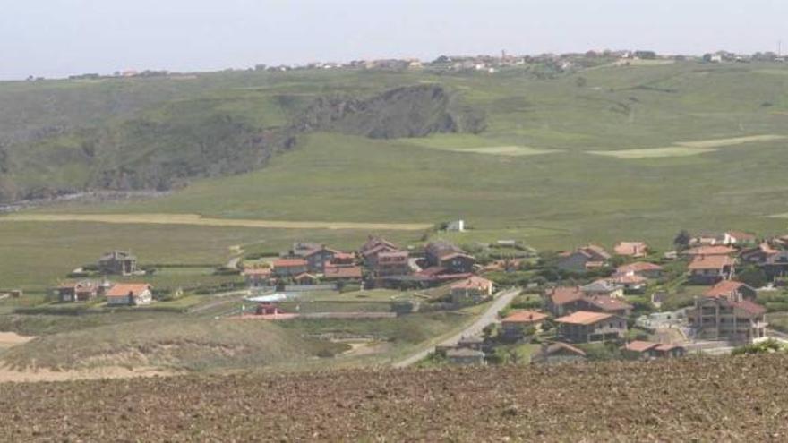 Zona donde se pretende construir la urbanización y el campo de golf de Verdicio, en Gozón.