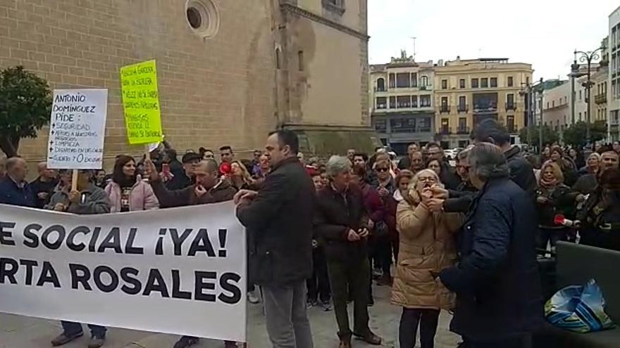 Un centenar de vecinos de Badajoz reclaman mayor atención en los barrios