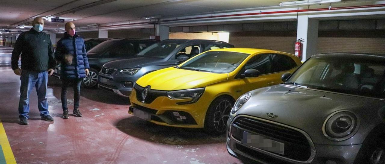 Abel Estévez (izq.) y el alcalde, Alejandro Lorenzo (dcha.) junto a los cinco vehículos  que serán devueltos: tres Seat Ateca, un Renault Megane y un Mini Cooper.