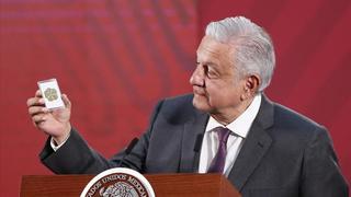 El presidente de México utiliza amuletos y estampitas contra el coronavirus