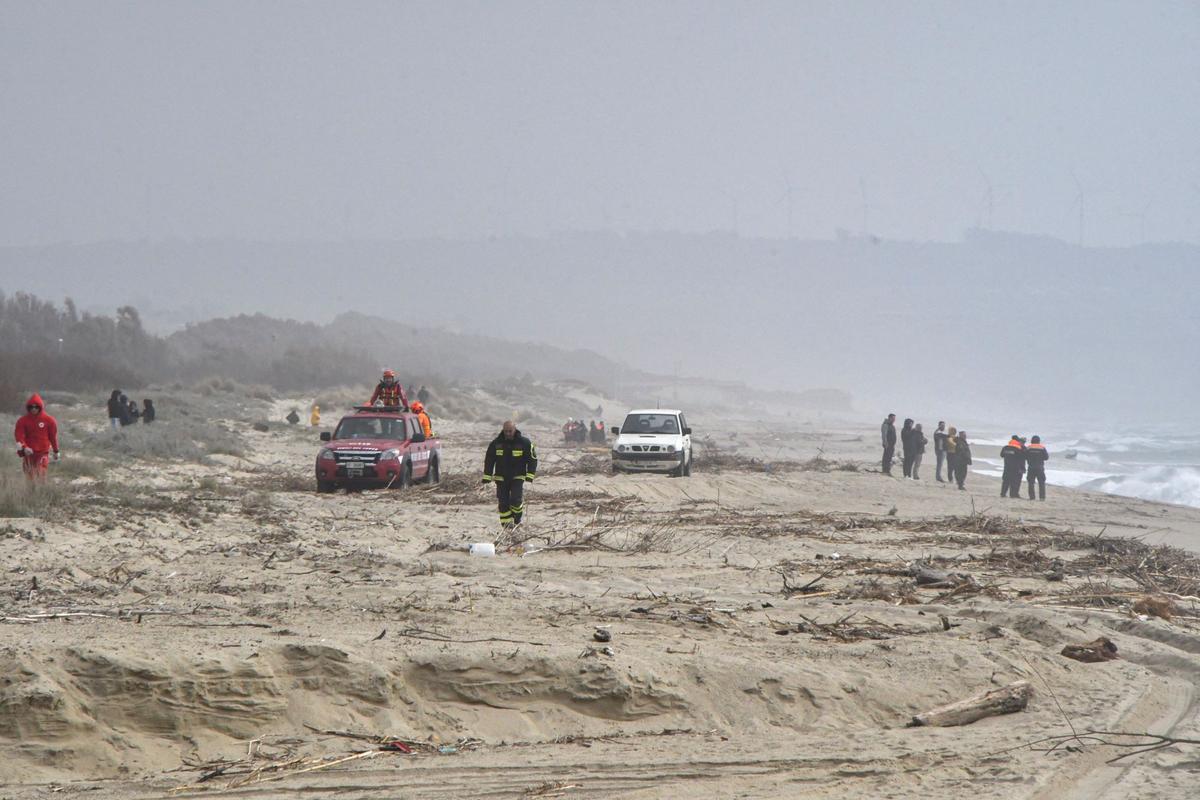 Al menos 40 personas han muerto, entre ellos varios niños, al naufragar una barca con 250 migrantes a bordo cerca de la costa de la región italiana de Calabria, en el sur del país. Decenas de cuerpos han sido encontrados en las playas de Steccato di Cutro, un balneario en la provincia de Crotone, y otros más han sido vistos en el mar.