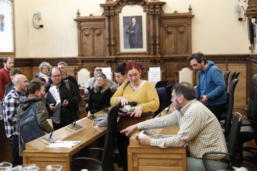 Salen los vecinos encerrados en el Ayuntamiento de Gijón por el plan de vías