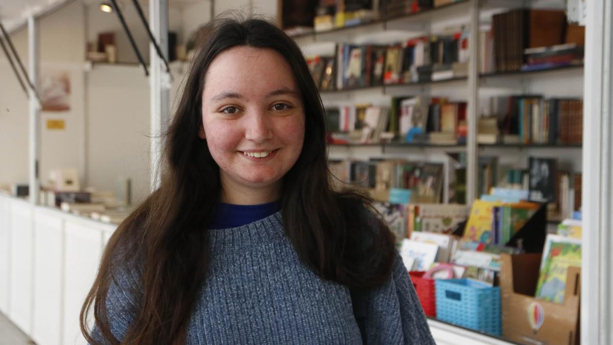 Mariam, de 24 años, en la Feria del Libro de Cáceres.