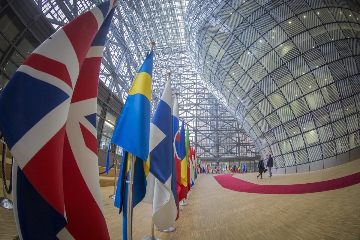 OJO01 BRUSELAS (BÉLGICA) 08/03/2017.- Fotografía tomada con objetivo de ojo de pez que muestra la bandera de Reino Unido junto a las banderas de otras naciones en el atrio del Consejo Europeo, en Bruselas (Bélgica), hoy, 8 de marzo de 2017. Los líderes de la Unión Europea se reunirán en la sede del Consejo, el 9 de marzo de 2017, durante dos días de cumbre. El brexit y la reelección del presidente del Consejo Europeo, Donald Tusk, marcarán los temas principales de la agenda. EFE/Olivier Hoslet OJO01 BRUSELAS (BÉLGICA) 08/03/2017.- Fotografía tomada con objetivo de ojo de pez que muestra la bandera de Reino Unido junto a las banderas de otras naciones en el atrio del Consejo Europeo, en Bruselas (Bélgica), hoy, 8 de marzo de 2017. Los líderes de la Unión Europea se reunirán en la sede del Consejo, el 9 de marzo de 2017, durante dos días de cumbre. El brexit y la reelección del presidente del Consejo Europeo, Donald Tusk, marcarán los temas principales de la agenda. EFE/Olivier Hoslet