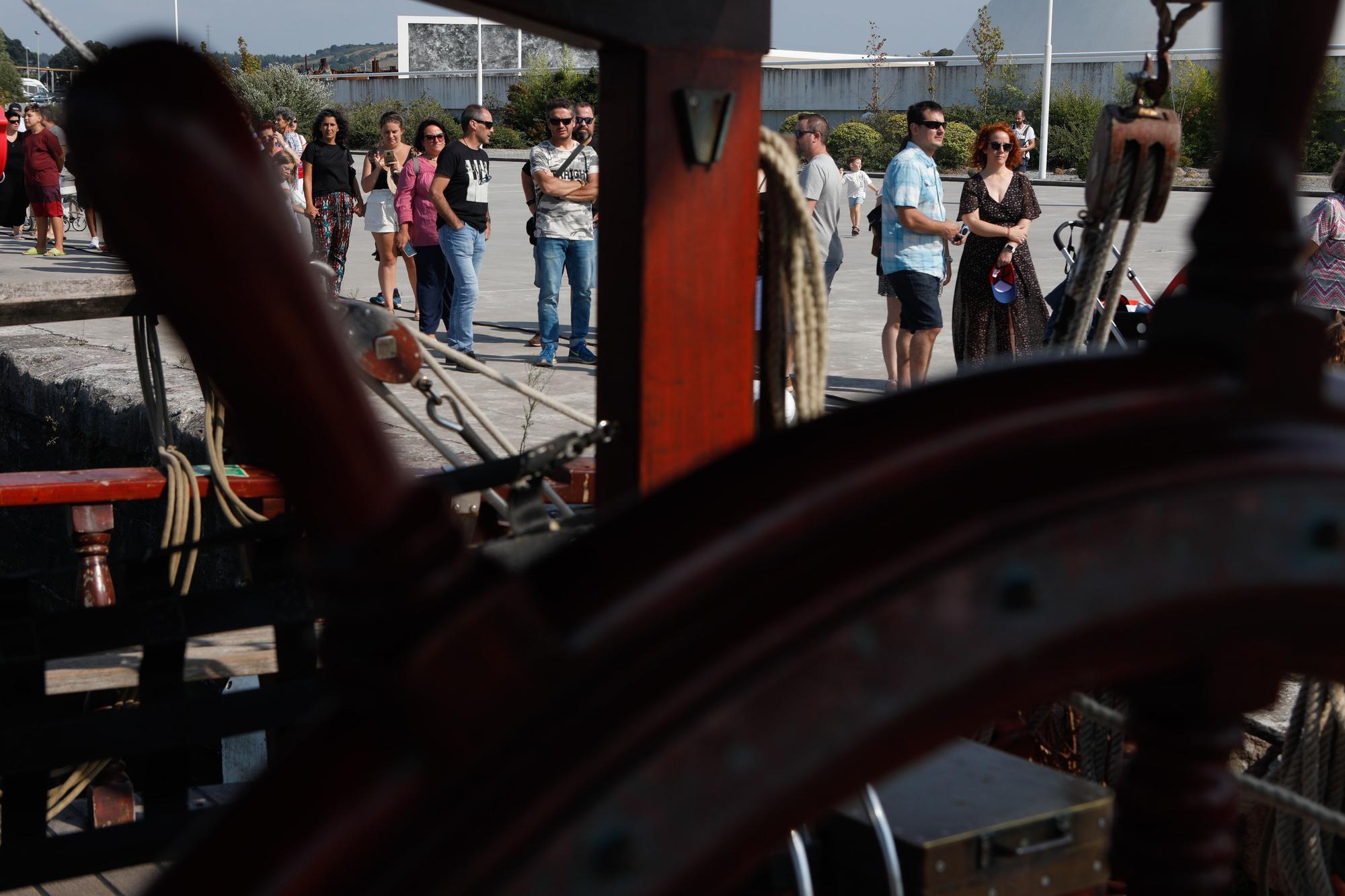 El velero "Atyla" con visitantes a bordo