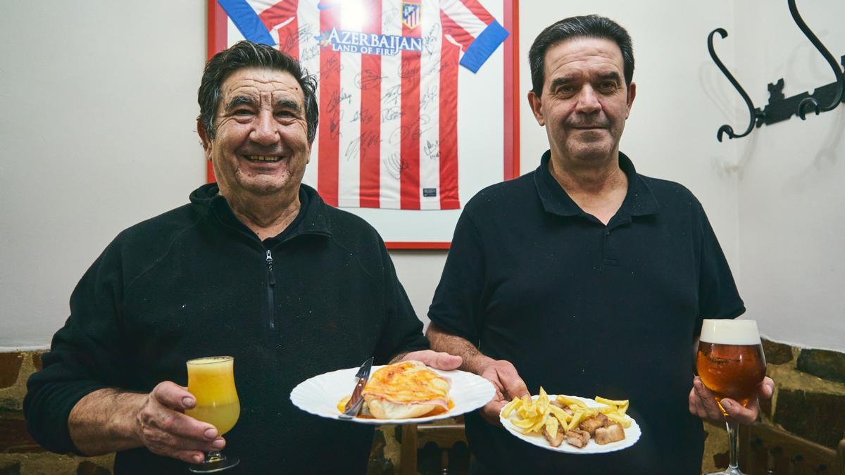 José Luis y Manolo posan en el bar más tradicional del Perú.