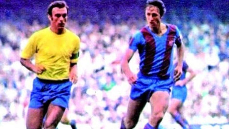 Cruyff, con la camiseta del Barcelona, pelea el balón con Germán Dévora.