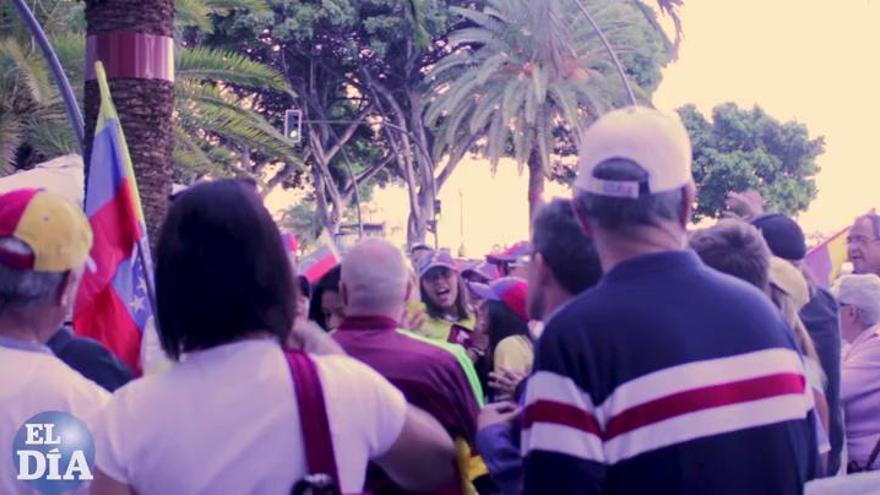 Concentración en la plaza de España de Santa Cruz de Tenerife en apoyo a Venezuela