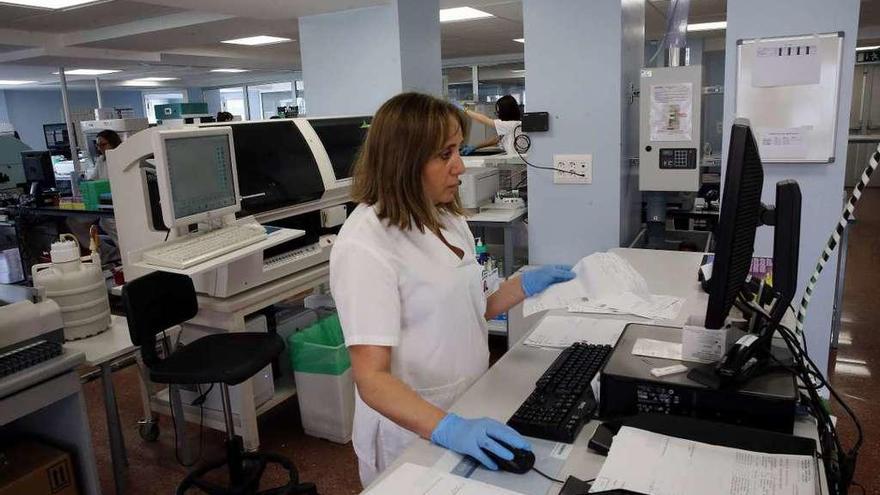 Una investigadora trabaja en un laboratorio