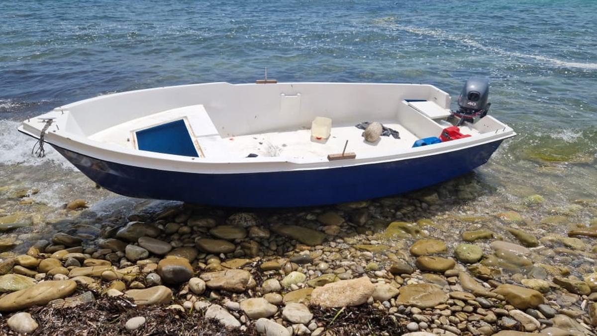 Una patera que embarrancó en la costa de la Manzanera de Calp