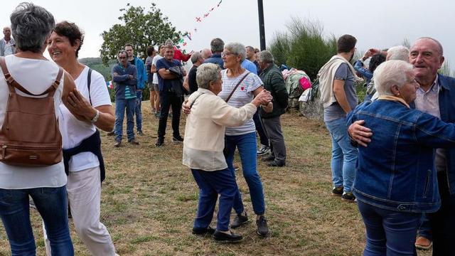 Un grupo de vecinos bailando ayer en la romería del monte Alba. | // ADRIÁN IRAGO