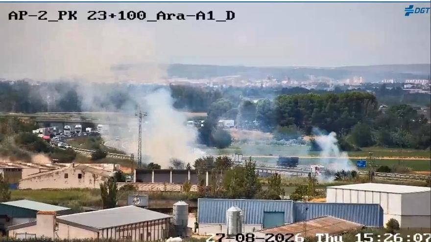 Un nuevo incendio obliga a cortar la AP-2 a las puertas de Zaragoza