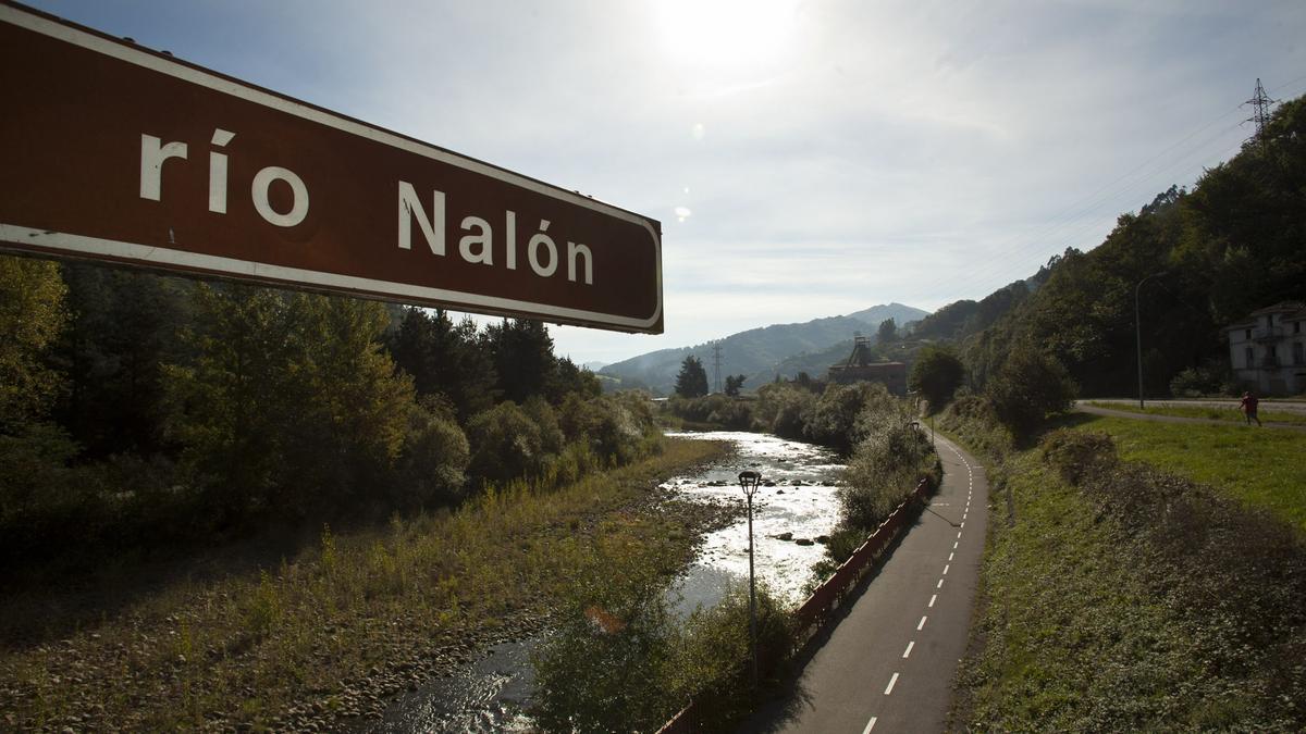 El paseo fluvial de El Entrego. | Fernando Rodríguez