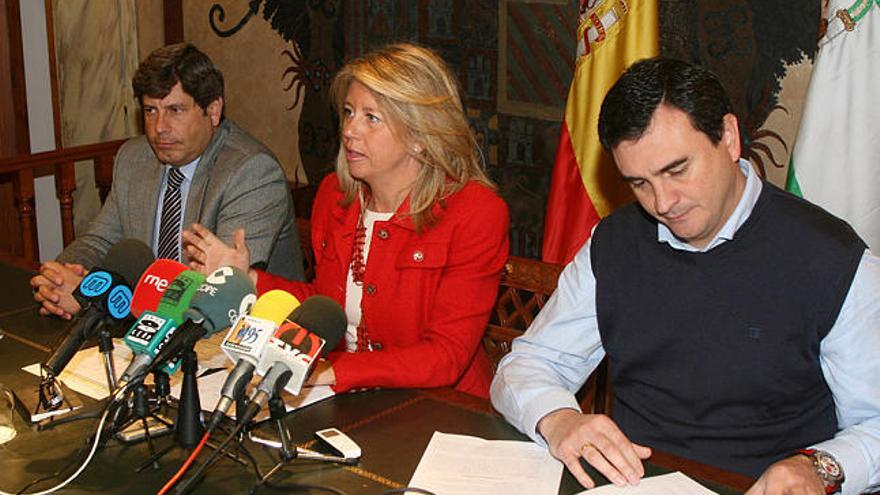 Satisfacción. La alcaldesa, Ángeles Muñoz, y el portavoz municipal, ayer en rueda de prensa.